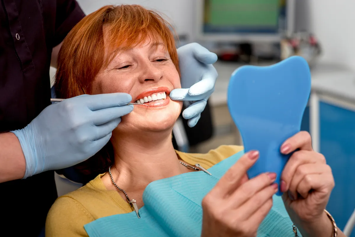 Paciente satisfecha con su prótesis dental