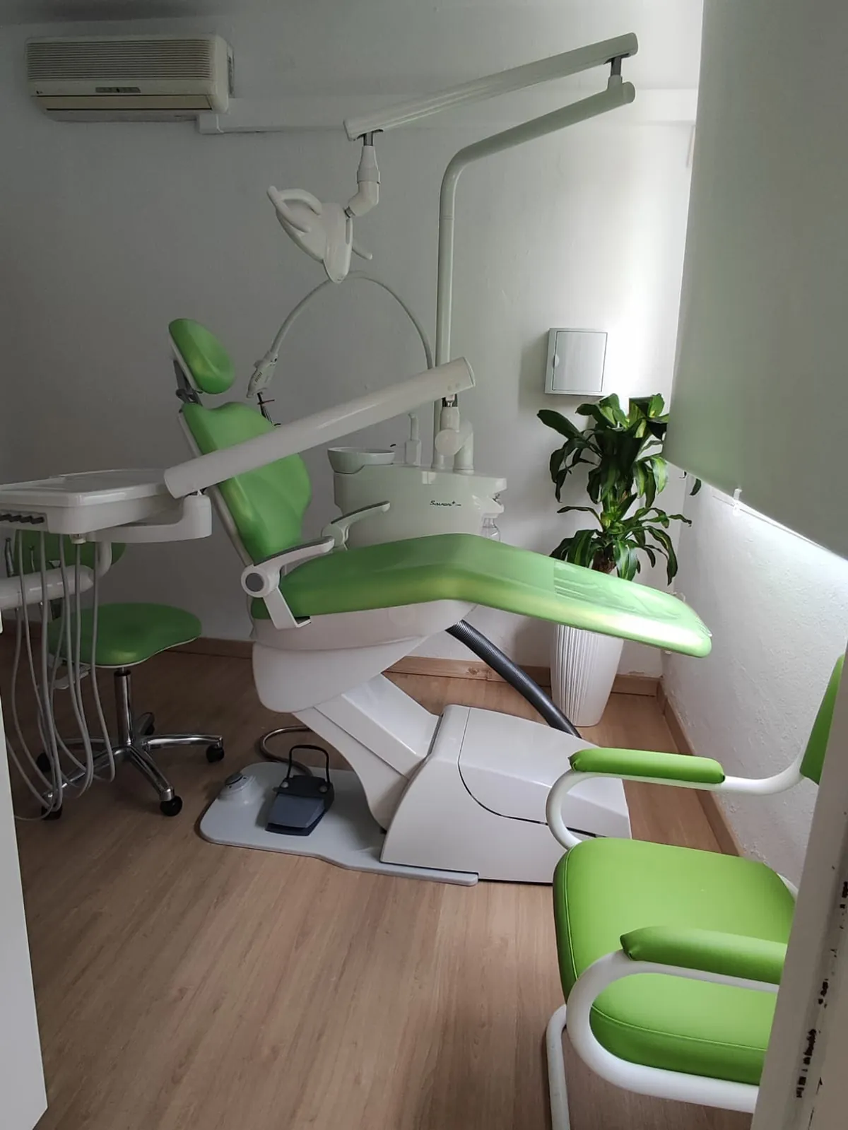 Sillón dental ergonómico con detalles en verde