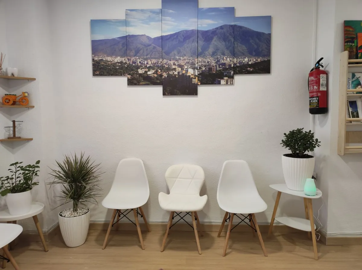 Sala de espera con vista a la ciudad