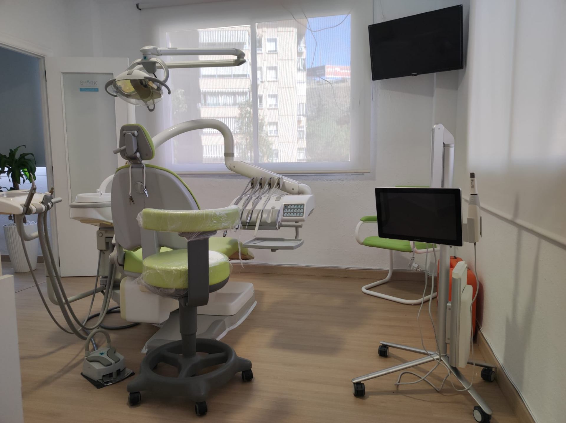 Gabinete dental equipado con tecnología avanzada