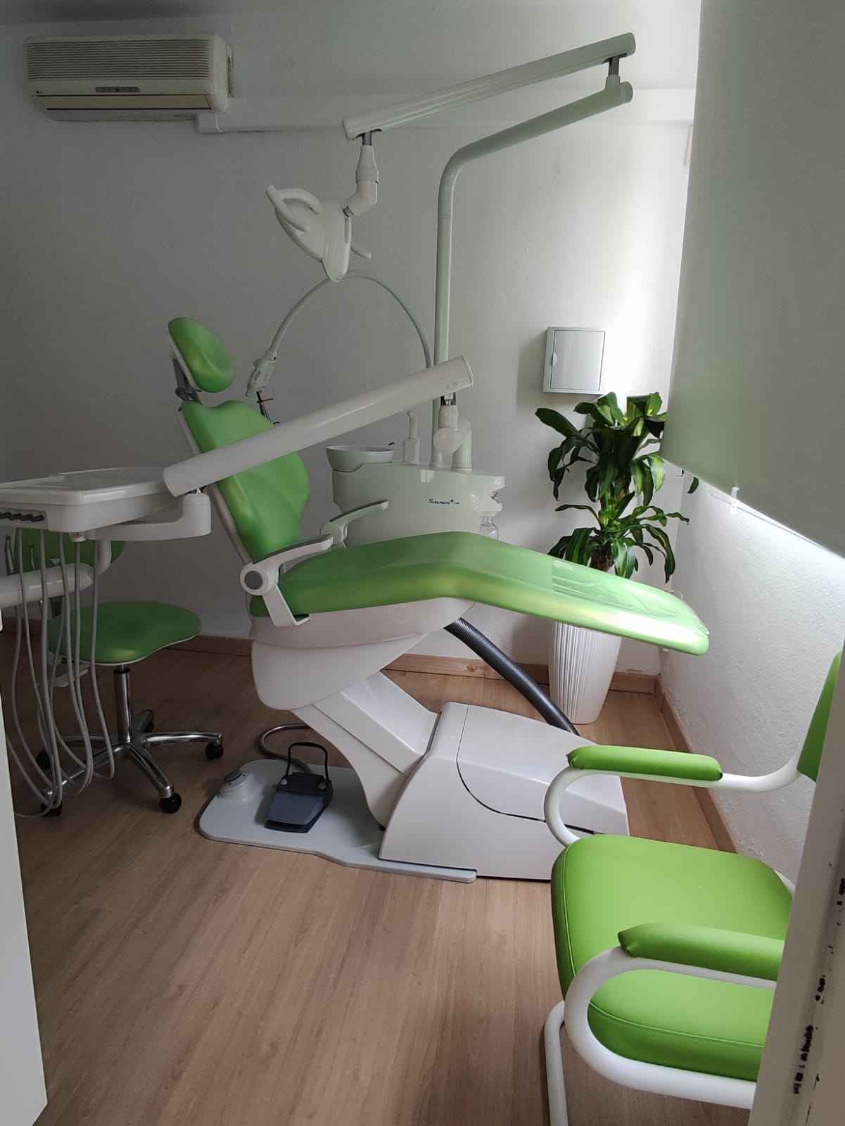 Sillón dental ergonómico con detalles en verde