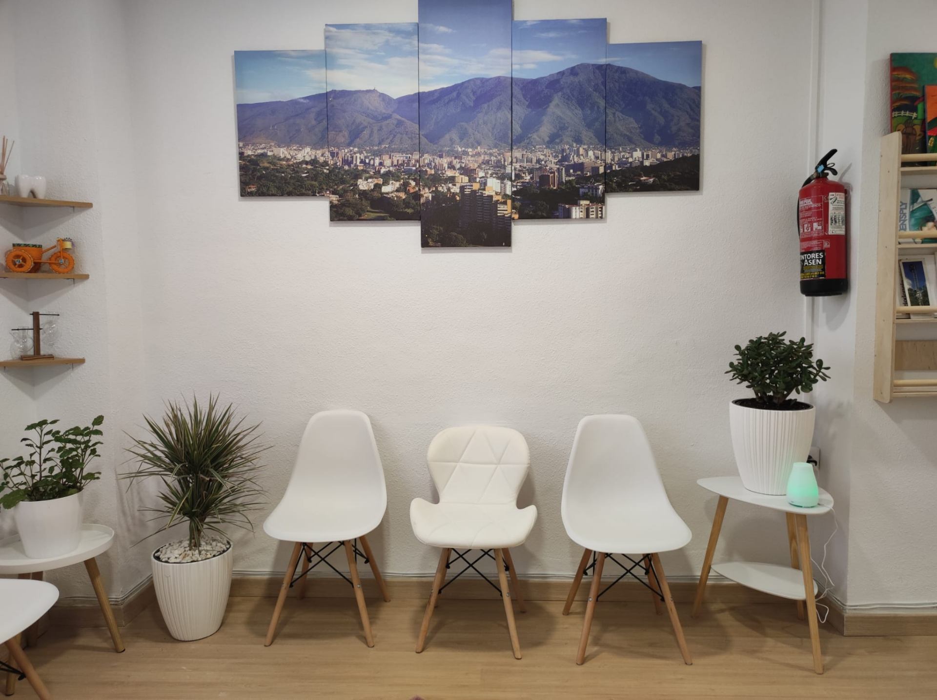 Sala de espera con vista a la ciudad